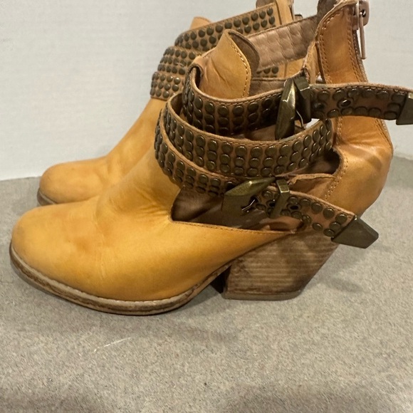 Vintage Jeffery Campbell Watson Distressed Leather Studded Cutout Ankle Boots 7 - Picture 6 of 8